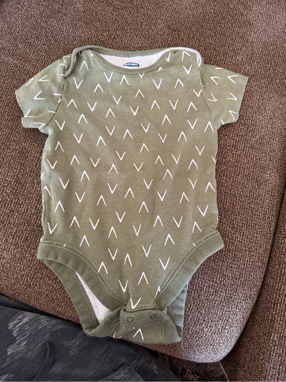 Old Navy Olive Green Short-Sleeve Baby Bodysuit with White Arrow Pattern